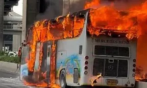 Cháy xe buýt trường học ở Thái Lan, 25 người có thể đã chết