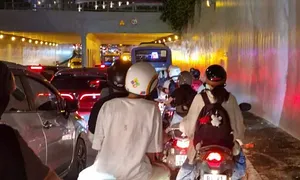 Kiệt sức trên đường về nhà sau mưa lớn