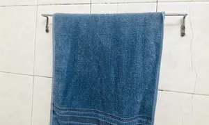 Dùng khăn treo trong nhà tắm có gây mụn?